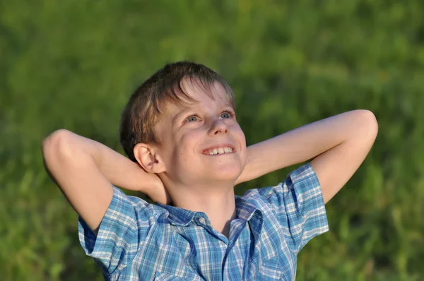 Gelukkige jongen in het veld — Stockfoto