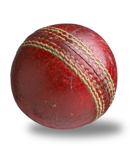 Velho desgastado usado bola de críquete isolado com recorte caminho — Fotografia de Stock