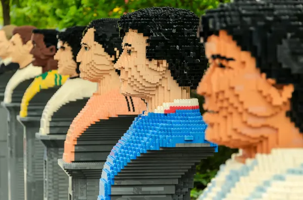 Anniversaire De Sculpture En Lego Joyeux Photo stock éditorial