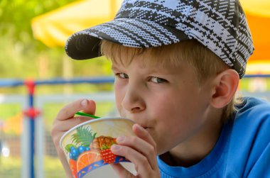 Çocuk dondurma yiyor.