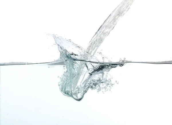 Ρίχνει νερό πάνω από το λευκό φόντο — Φωτογραφία Αρχείου