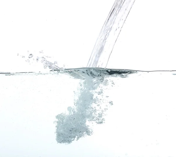 Despejando água doce sobre fundo branco — Fotografia de Stock