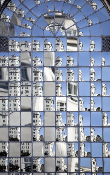 Escena urbana dispersa, gran ventana reflectante —  Fotos de Stock