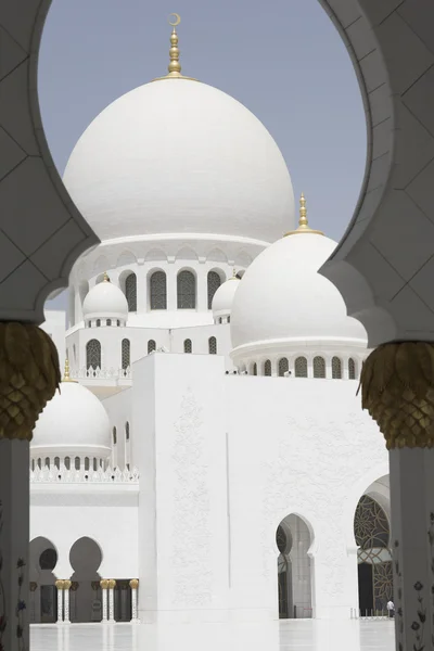 Gran musgo, iglesia árabe blanca, Abu-Dhabi — Foto de Stock