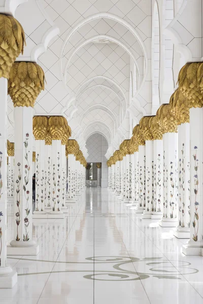 Hermoso interior de iglesia musulmana blanca, pasadizo — Foto de Stock