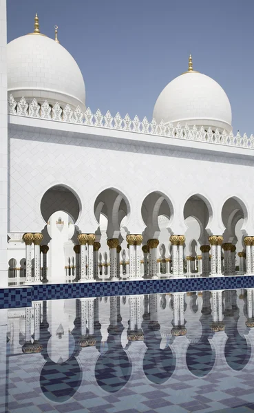 Abu-Dhabi Grand Moss archway and outdoor pool water reflections — Stock Photo, Image