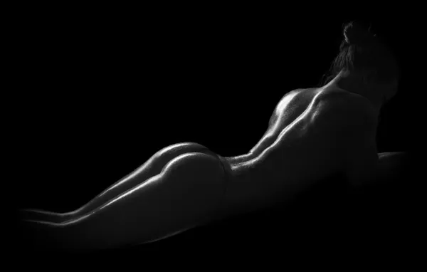 Sexy nahá žena tělo, tmavé pozadí — Stock fotografie