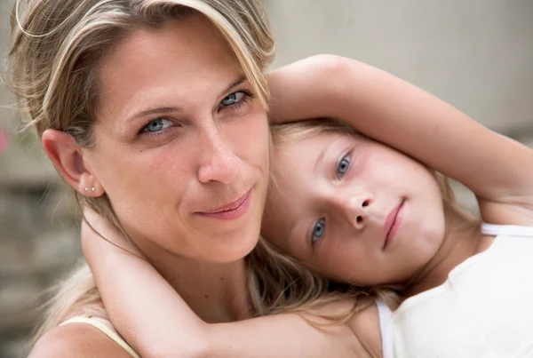 Ung och vacker mor och dotter tillsammans — Stockfoto