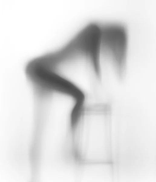 Geheimnisvolle Tänzerin und Stuhl — Stockfoto