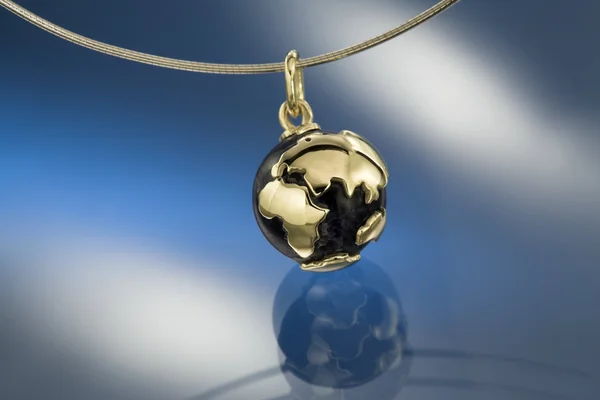 Planet earth kolye altın ve kıymetli taş — Stok fotoğraf