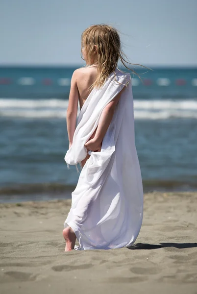 Dívka na pláži — Stock fotografie