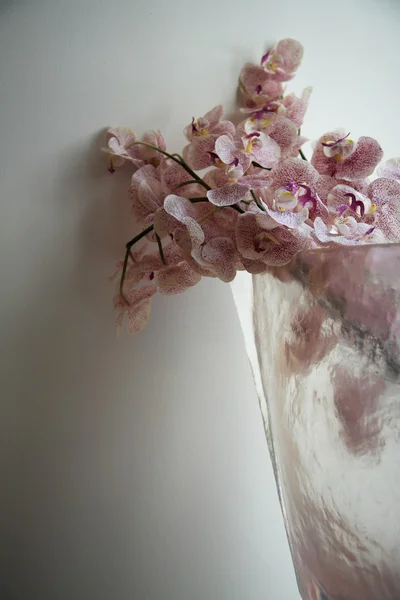 Fleur artificielle dans un vase — Photo