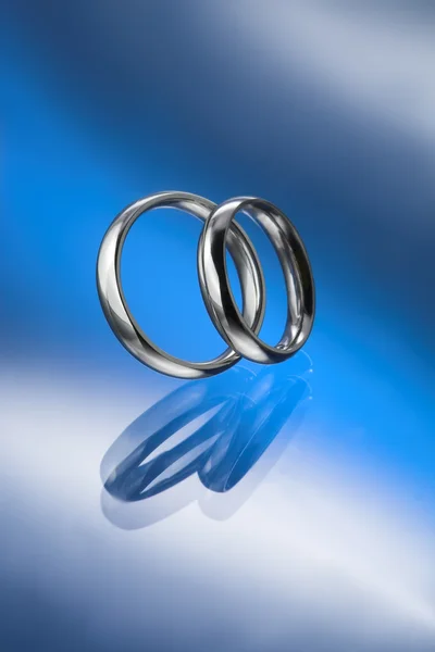 Simple pair of wedding bands — Stock Photo, Image