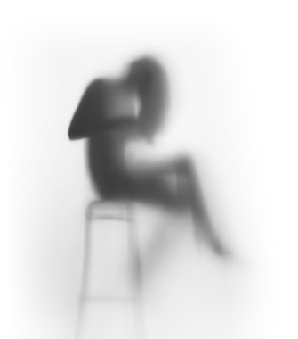 güzel uzun saçlı kadın oturur sandalyeye, siluet