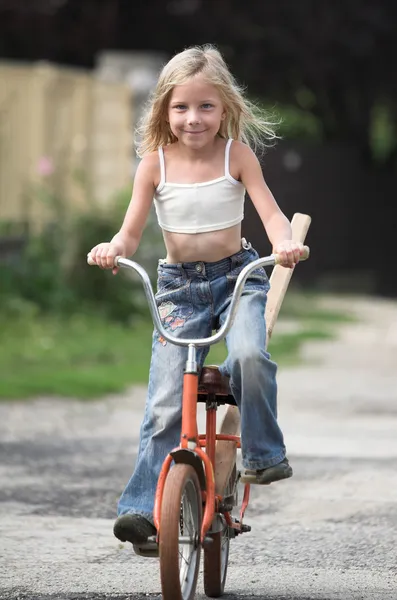 Menina jovem monta sua bicicleta — Fotografia de Stock
