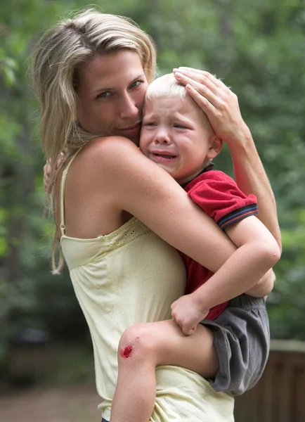 Μητέρα με ένα παιδί που κλαίει — Φωτογραφία Αρχείου