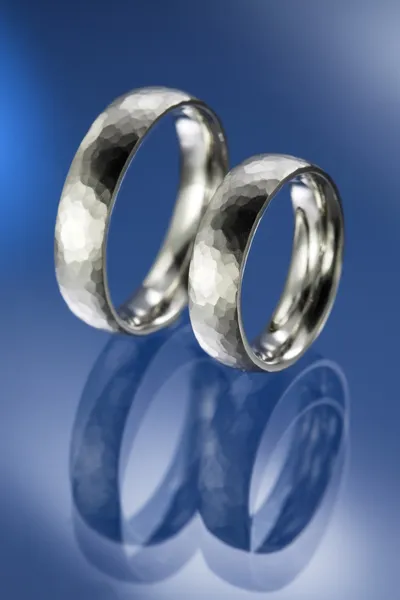 A pair of simple wedding bands — Stock Photo, Image