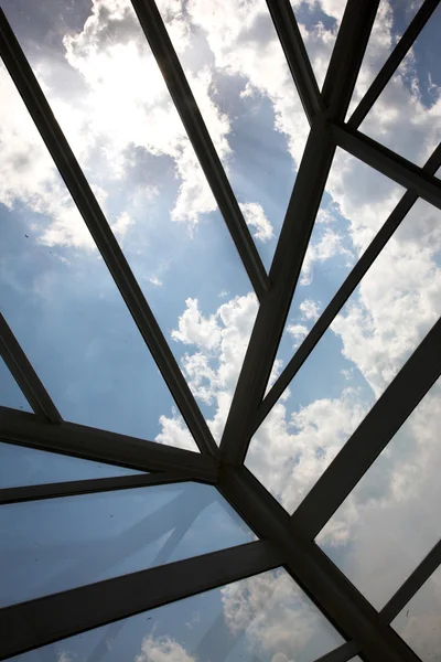 Piscina teto, janelas e vista para o céu — Fotografia de Stock