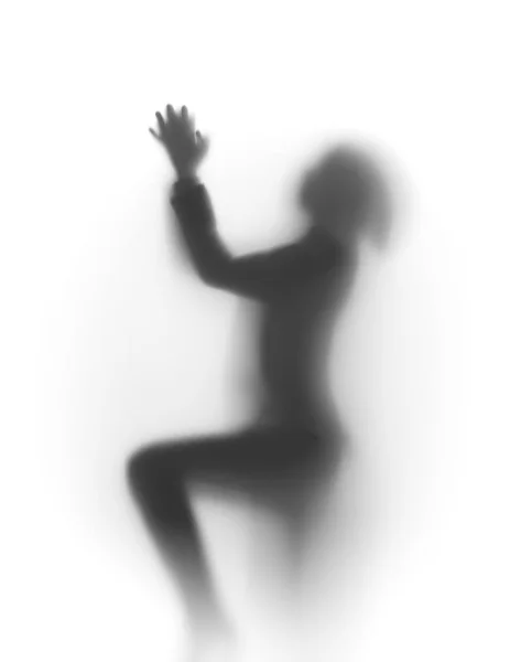 Dua, diz çökmüş bir kadın sihouette — Stok fotoğraf