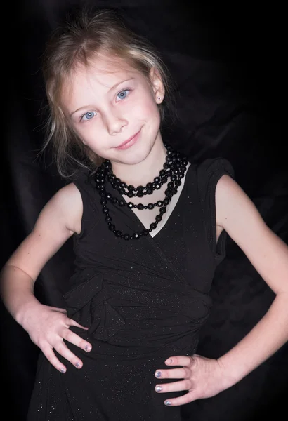 Portrét malé holčičky v černých šatech — Stock fotografie