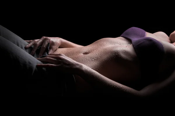 Seksi kadın vücudu, göbek üstünde su damlaları — Stok fotoğraf