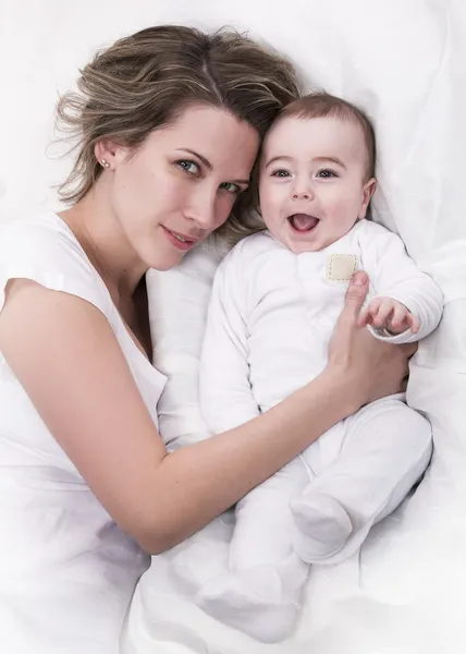 Jonge moeder en haar kleine baby — Stockfoto