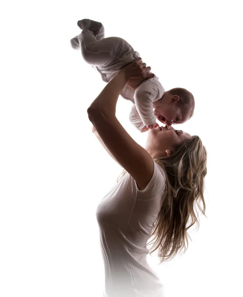 Mãe levanta seu filho amado — Fotografia de Stock