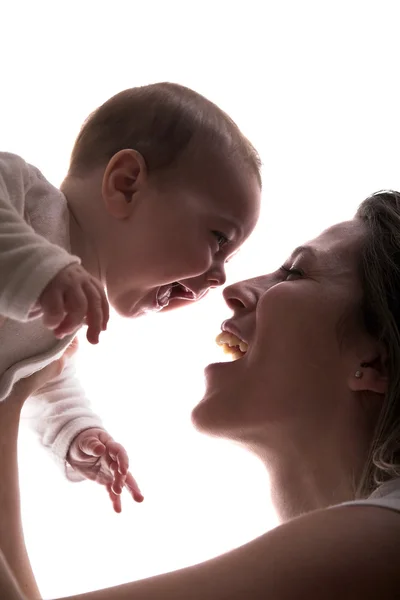 Moeder en haar gelukkig weinig baby boy lachen samen — Stockfoto