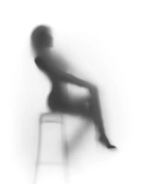Sexig kvinna sitter på stol, silhouette — Stockfoto