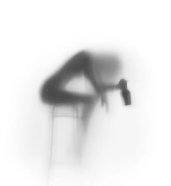 Sarhoş kadın silueti oturan — Stok fotoğraf