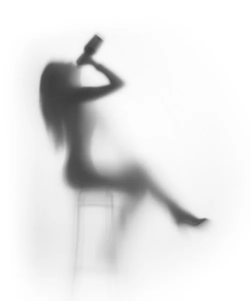 Силуэт пьяной сидящей женщины — стоковое фото