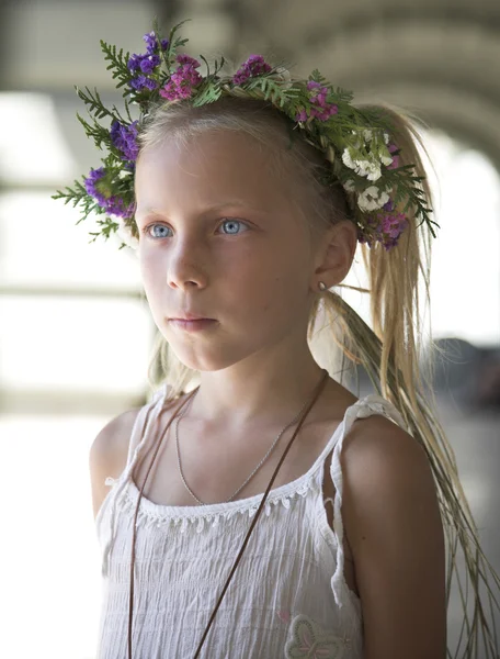 Menina vestindo uma coroa de flores — Fotografia de Stock