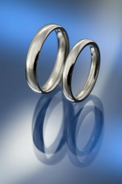 Simple platinum pair of wedding bands — Stock Photo, Image