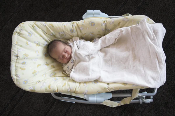 Csak született baba alszik — Stock Fotó