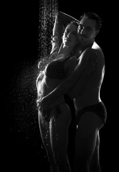 Casal sob o chuveiro chave baixa — Fotografia de Stock