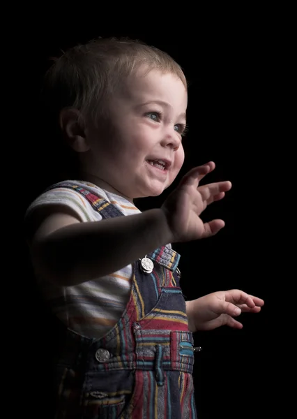 Mały chłopiec uśmiecha się w kolorowe spodnie — Zdjęcie stockowe