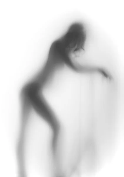 Femme mystérieuse se tenir derrière le rideau — Photo