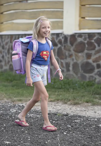 Маленькая девочка с рюкзаком — стоковое фото