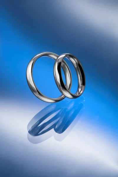 Pár jednoduchých platinový snubní prsteny — Stock fotografie
