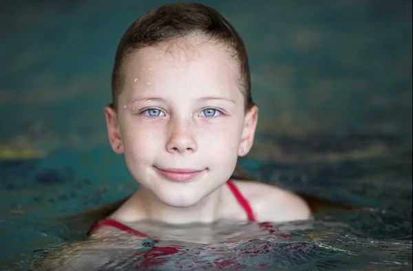 Fetiță în piscină — Fotografie, imagine de stoc