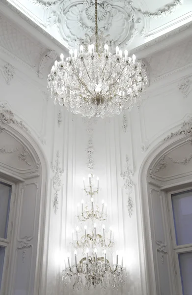 Palacio interior, paredes ornamentadas y lámpara de araña — Foto de Stock