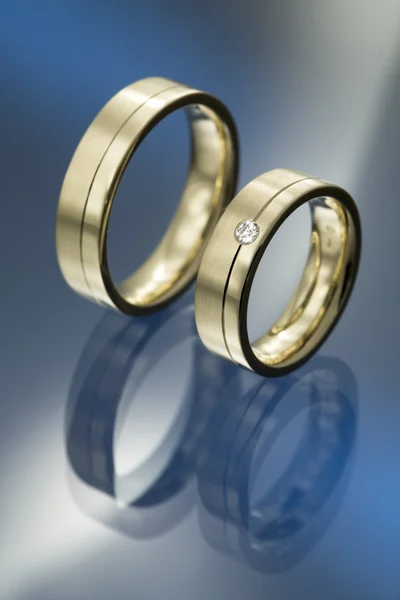 Bandas de casamento simples com diamantes — Fotografia de Stock