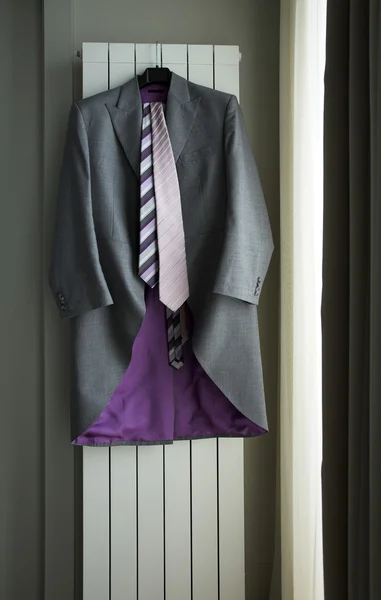 Мужская куртка с галстуками на шее — стоковое фото