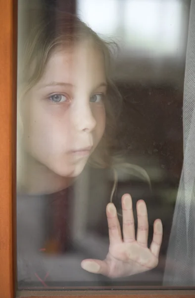 Lány az ablaknál — Stock Fotó