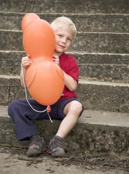 男孩和气球 — 图库照片