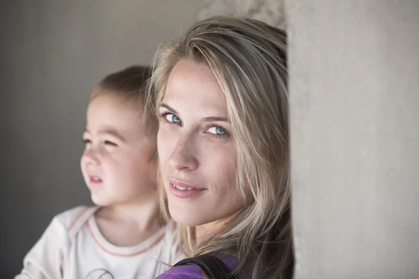 아름 다운 금발의 여자와 함께 그녀의 작은 아들 — 스톡 사진