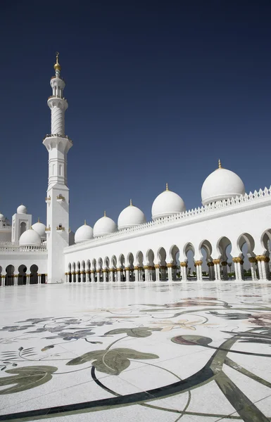 Abu-dhabi grand moss weiße Wände und Kuppeln — Stockfoto