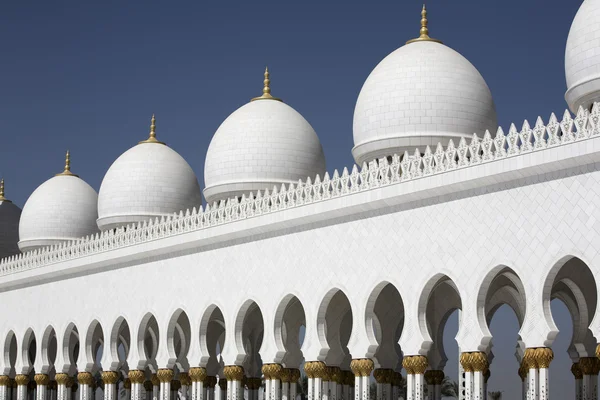 Abu-Dhabi Grand Moss white walls and cupolas — Stock Photo, Image