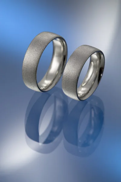 A pair of platinum wedding bands — Stock Photo, Image