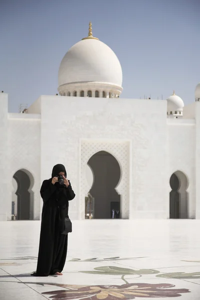 Abu-Dhabi Grand Moss, and photographer in traditional wear — Stock Photo, Image